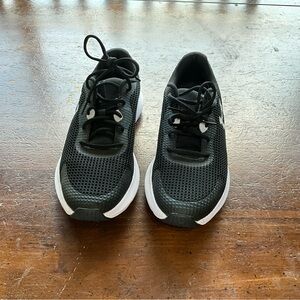 Men’s size 9.5 under Armour, tennis shoes